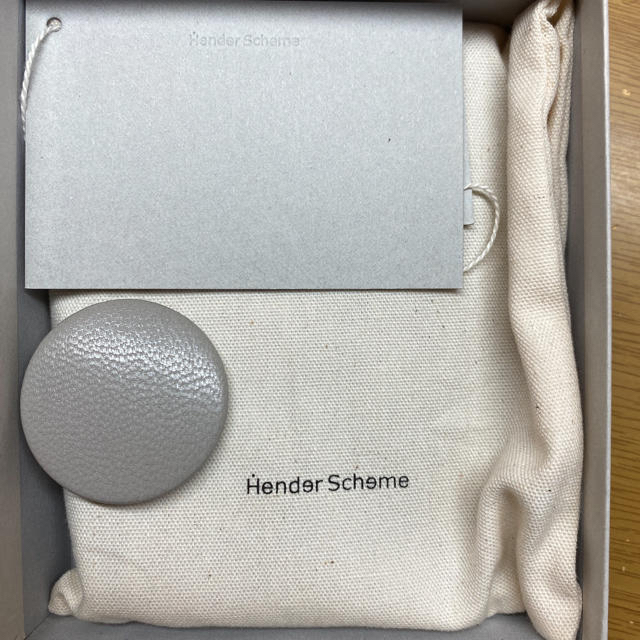 Hender Scheme(エンダースキーマ)のHender Scheme 財布と缶バッチ メンズのファッション小物(折り財布)の商品写真