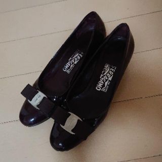 サルヴァトーレフェラガモ(Salvatore Ferragamo)の送込　フェラガモ エナメルローヒールパンプス 難あり(ハイヒール/パンプス)