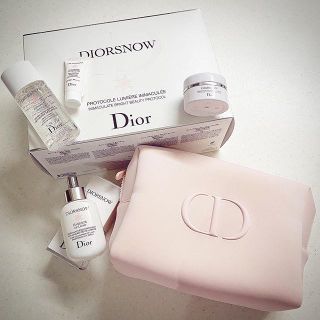 クリスチャンディオール  スノーエッセンス　ホリデイ　ポーチつき　Dior