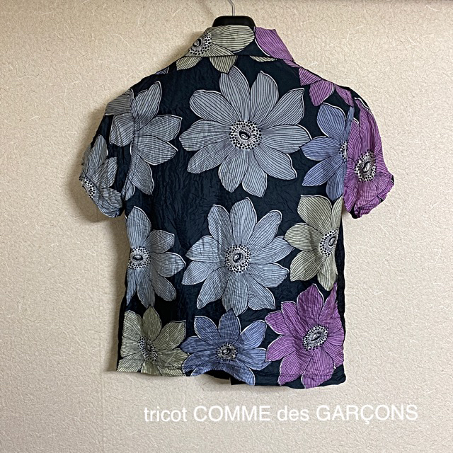 COMME des GARCONS(コムデギャルソン)のtricot  コムデギャルソン　花柄半袖シャツ レディースのトップス(シャツ/ブラウス(半袖/袖なし))の商品写真