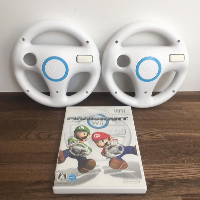 Wii(ウィー)のしぃちゃん8619さん専用 マリオカートWii ハンドル2個　マリオカートセット エンタメ/ホビーのゲームソフト/ゲーム機本体(その他)の商品写真