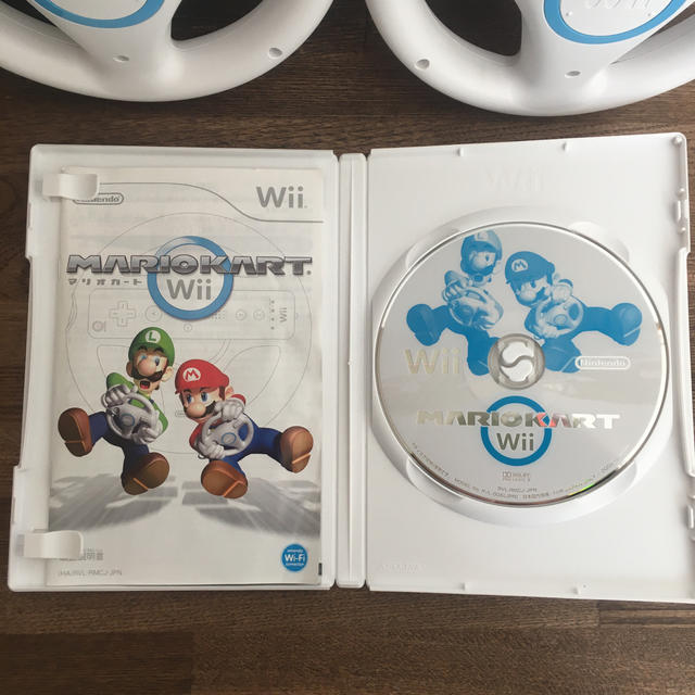 Wii(ウィー)のしぃちゃん8619さん専用 マリオカートWii ハンドル2個　マリオカートセット エンタメ/ホビーのゲームソフト/ゲーム機本体(その他)の商品写真