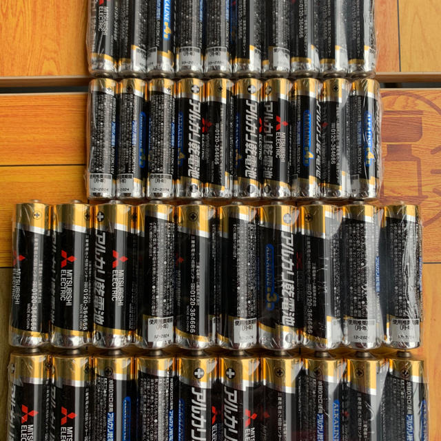 三菱(ミツビシ)の6三菱　単3、単4アルカリ乾電池40本(10本パック×4) スマホ/家電/カメラのスマートフォン/携帯電話(バッテリー/充電器)の商品写真