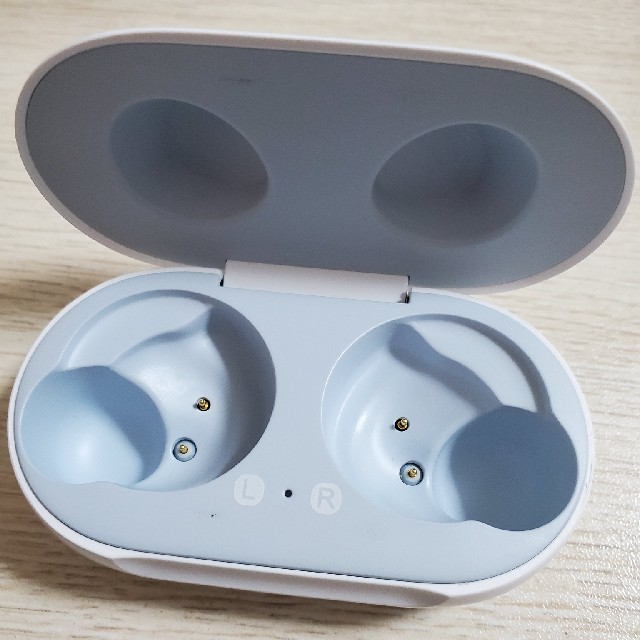 SAMSUNG(サムスン)のGalaxy Buds 充電ケースのみ SM-R170NZ 白 スマホ/家電/カメラのオーディオ機器(ヘッドフォン/イヤフォン)の商品写真