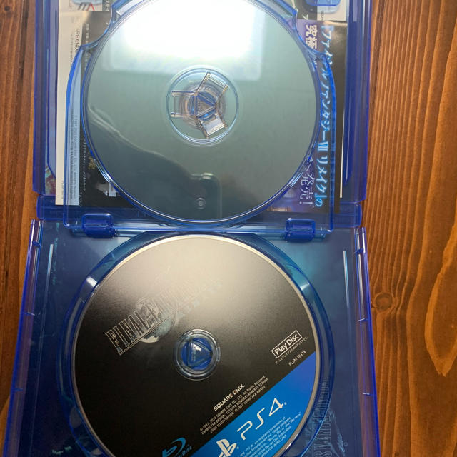 PlayStation4(プレイステーション4)のファイナルファンタジーVII リメイク PS4 FF7 箱に損傷あり エンタメ/ホビーのゲームソフト/ゲーム機本体(家庭用ゲームソフト)の商品写真
