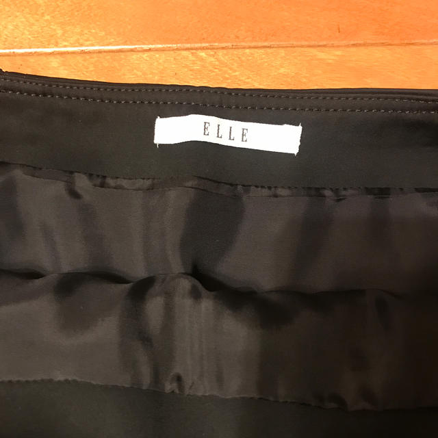 ELLE(エル)の新品　ELLE 黒スカート★値下げしました★ レディースのスカート(ひざ丈スカート)の商品写真