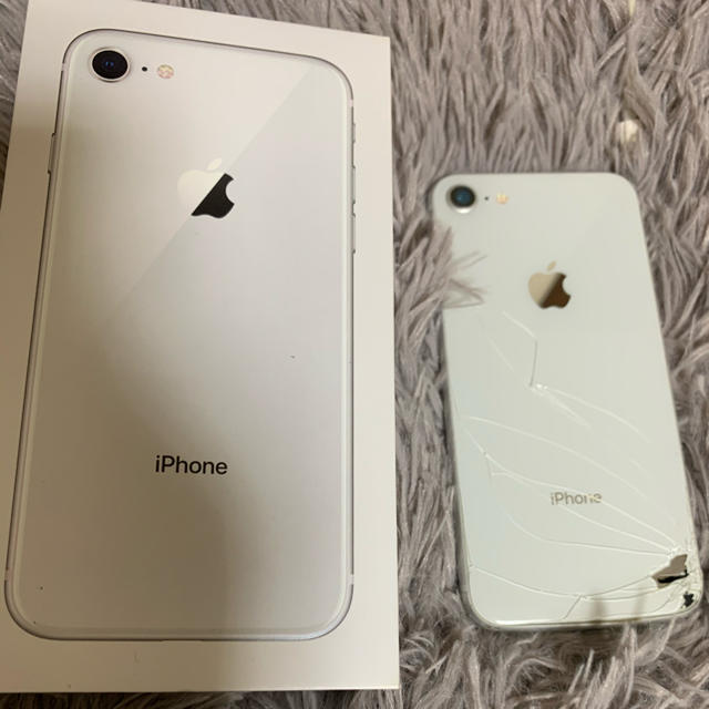 Apple(アップル)のiPhone8  au シルバー  ジャンク品 スマホ/家電/カメラのスマートフォン/携帯電話(スマートフォン本体)の商品写真