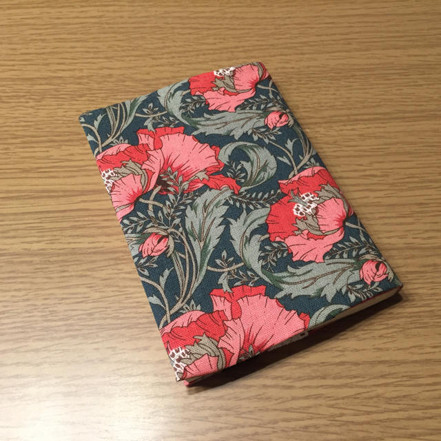 文庫本カバー♡大きな花柄➁ ハンドメイドの文具/ステーショナリー(ブックカバー)の商品写真