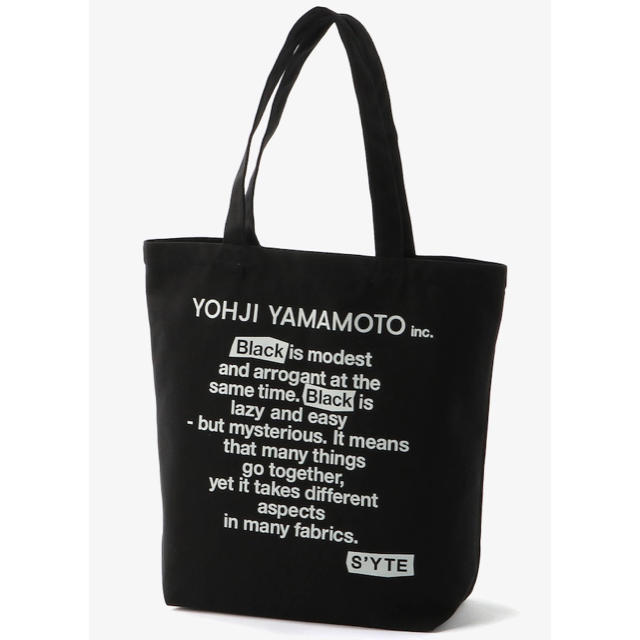 Yohji Yamamoto(ヨウジヤマモト)の「Black Is Modest」Message tote ヨウジヤマモト メンズのバッグ(トートバッグ)の商品写真