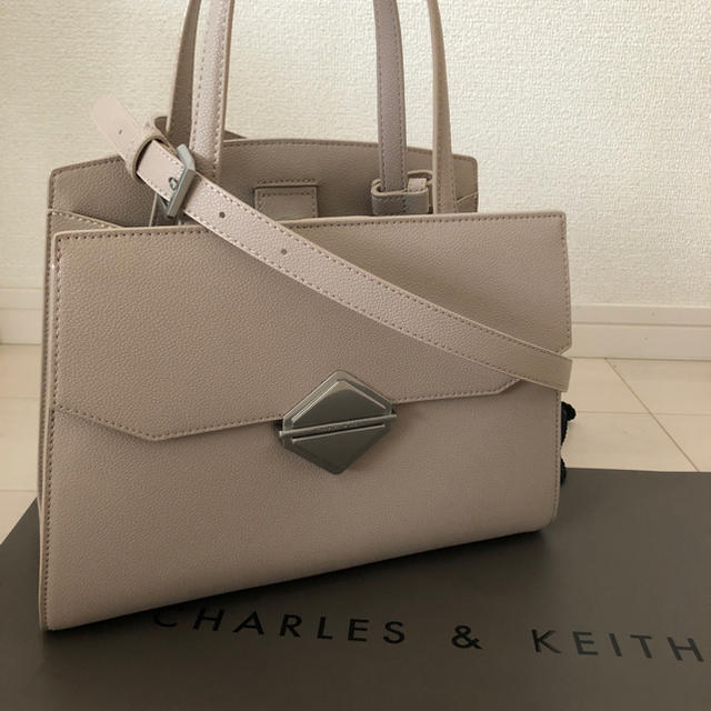 Charles and Keith(チャールズアンドキース)のピンクベージュ　カバン　⚠️気分的値下げ レディースのバッグ(ハンドバッグ)の商品写真