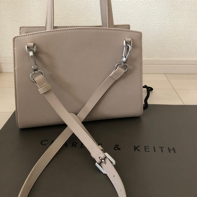 Charles and Keith(チャールズアンドキース)のピンクベージュ　カバン　⚠️気分的値下げ レディースのバッグ(ハンドバッグ)の商品写真