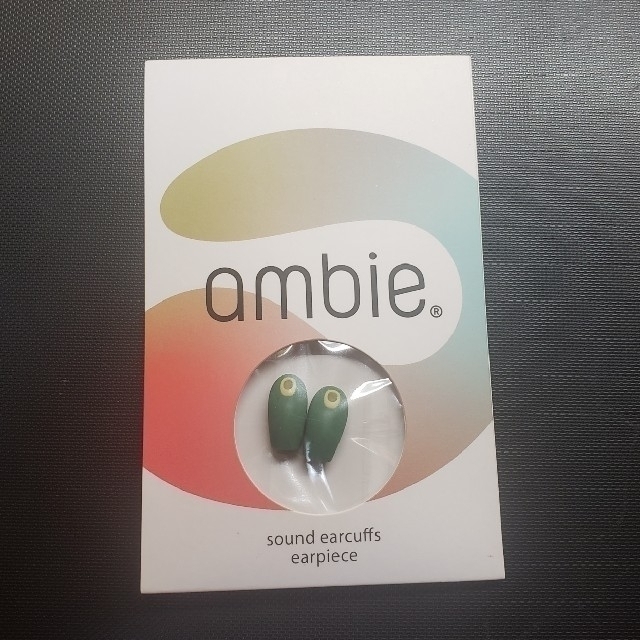 ambie[アンビー] sound earcuffs グリーン スマホ/家電/カメラのオーディオ機器(ヘッドフォン/イヤフォン)の商品写真