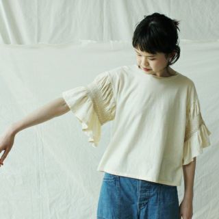 エボニーアイボリー(Ebonyivory)のC/Li カチオン天竺 スモッキング刺繍 袖フレアT-Sh(Tシャツ(半袖/袖なし))