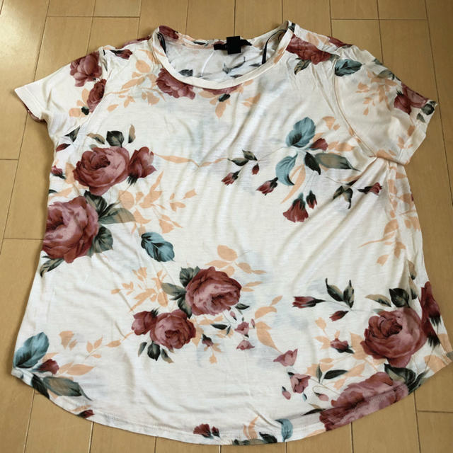 FOREVER 21(フォーエバートゥエンティーワン)のFOREVER21❤︎花柄Tシャツ レディースのトップス(Tシャツ(半袖/袖なし))の商品写真