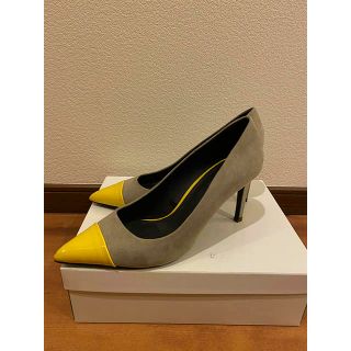 ザラ(ZARA)のZARA  バイカラー　ﾊﾟﾝﾌﾟｽ 美品　　40  25.5前後(ハイヒール/パンプス)