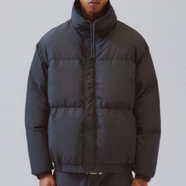 FEAR OF GOD(フィアオブゴッド)の最安値【新品 XS】FOG Essentials Puffer Jacket メンズのジャケット/アウター(ダウンジャケット)の商品写真