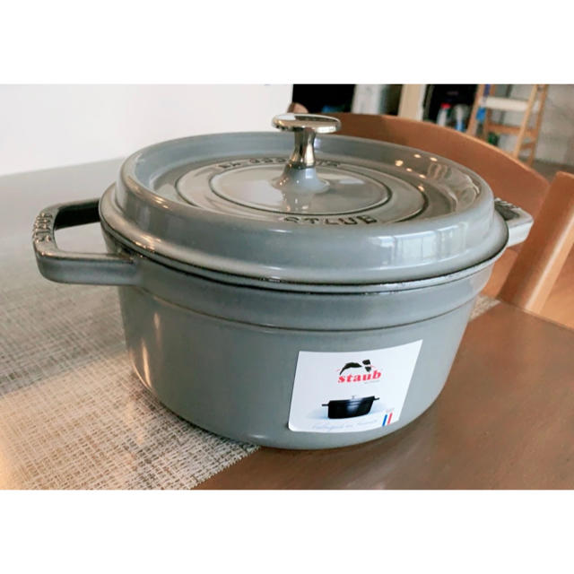 STAUB(ストウブ)のstaub(ストウブ） ピコ・ココット ラウンド ホーロー鍋22cm グレー インテリア/住まい/日用品のキッチン/食器(鍋/フライパン)の商品写真