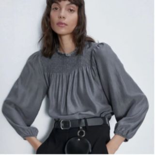 ザラ(ZARA)の【新品タグ付き】今季 ZARAトップス ブラウス グレー Sサイズ(シャツ/ブラウス(長袖/七分))