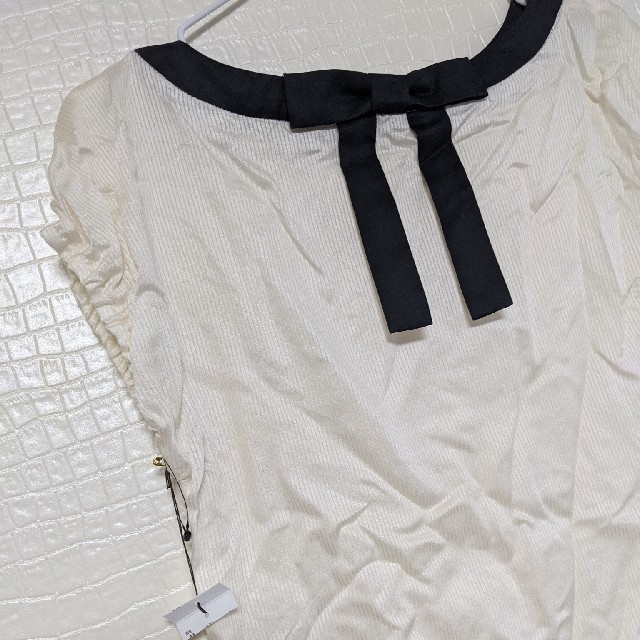 anatelier(アナトリエ)のアナトリエ 半袖 白 ブラウス 36 バックコンシャス リボン レディースのトップス(シャツ/ブラウス(半袖/袖なし))の商品写真