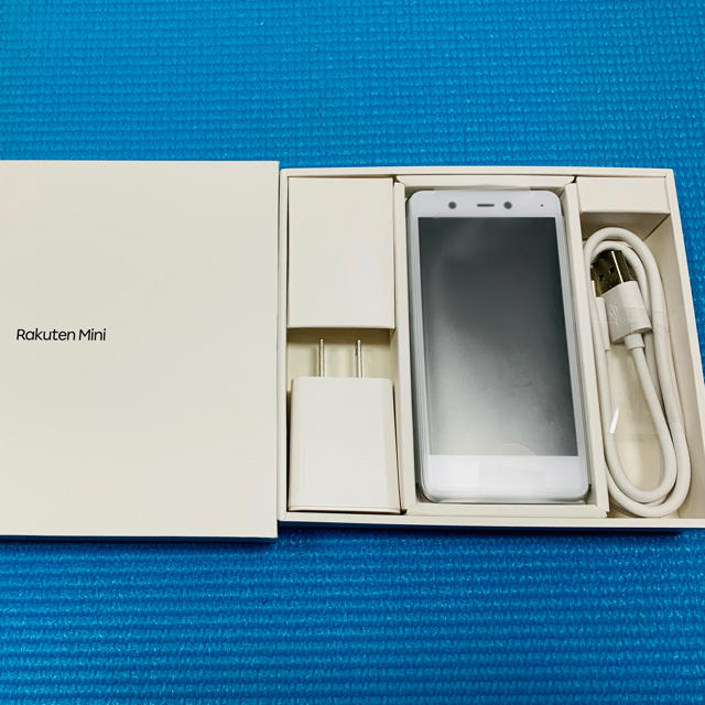 Rakuten(ラクテン)のRakuten mini 本体 おまけケース付 スマホ/家電/カメラのスマートフォン/携帯電話(スマートフォン本体)の商品写真