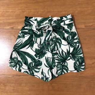 エイチアンドエム(H&M)の花柄　ショートパンツ　ボタニカル柄　南国風(ショートパンツ)