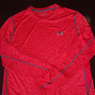 アンダーアーマー(UNDER ARMOUR)のアンダーアーマー 赤 長袖Tシャツ(Tシャツ/カットソー(七分/長袖))