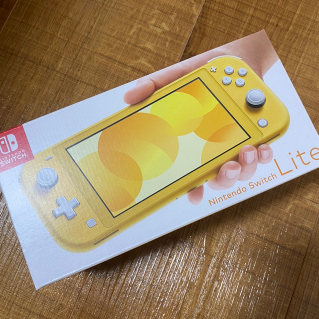 Nintendo Switch(ニンテンドースイッチ)のSwitch light イエロー エンタメ/ホビーのゲームソフト/ゲーム機本体(携帯用ゲーム機本体)の商品写真