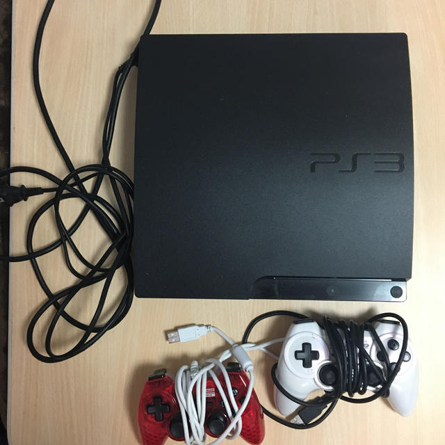 PS3 本体とコントローラー2つ