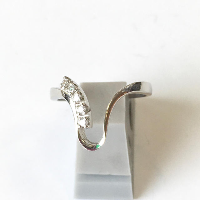送料無料　5つのダイヤモンドとプラチナのリング　保証書付き　新品 レディースのアクセサリー(リング(指輪))の商品写真