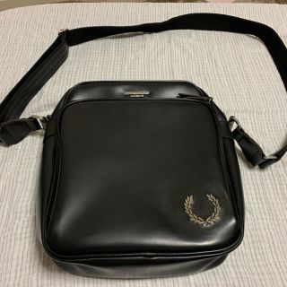 フレッドペリー(FRED PERRY)のフレッドペリー　ショルダーバッグ　レザー風(ショルダーバッグ)