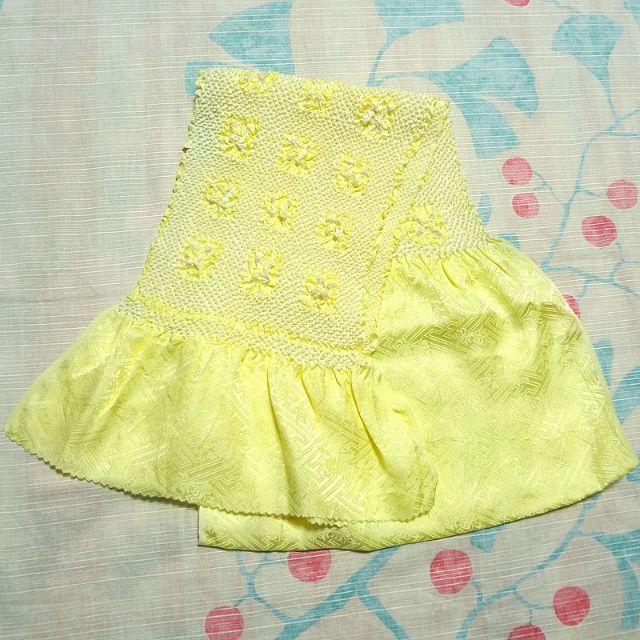 リボン様　薄めの黄色に格子調の中抜き絞り　帯揚げ レディースの水着/浴衣(和装小物)の商品写真