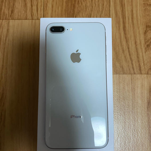 iPhone(アイフォーン)のiPhone8 Plus Silve 256 GB au スマホ/家電/カメラのスマートフォン/携帯電話(スマートフォン本体)の商品写真