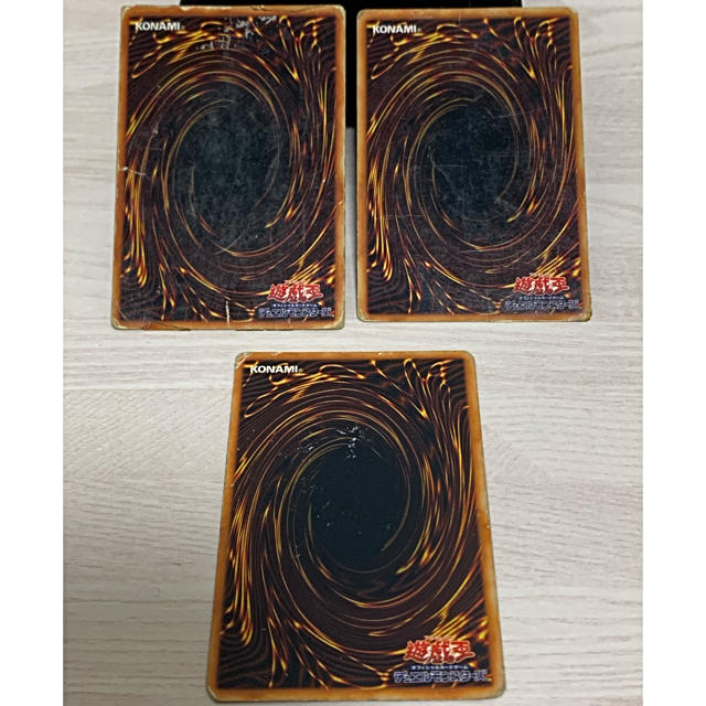 KONAMI(コナミ)の遊戯王 青眼の白龍　初期　2枚＋おまけ （全て状態悪） エンタメ/ホビーのトレーディングカード(シングルカード)の商品写真