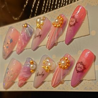 🐚人魚の鱗×巻貝オーロラ豪華ネイルチップ🌟年末値下げ中！ コスメ/美容のネイル(つけ爪/ネイルチップ)の商品写真