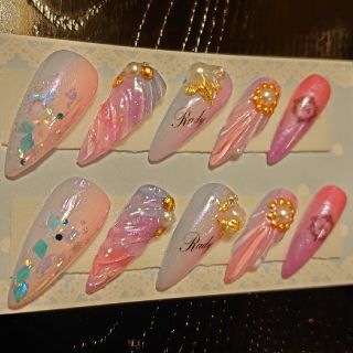 🐚人魚の鱗×巻貝オーロラ豪華ネイルチップ🌟年末値下げ中！ コスメ/美容のネイル(つけ爪/ネイルチップ)の商品写真