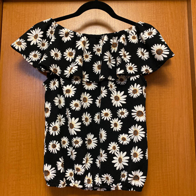 Tシャツ トップス カットソー　オフショル　花柄 レディースのトップス(カットソー(半袖/袖なし))の商品写真