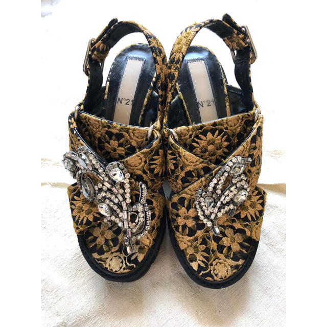 N°21(ヌメロヴェントゥーノ)のヌメロヴェントゥーノ　刺繍　ジビュー付　厚底　サンダル レディースの靴/シューズ(サンダル)の商品写真