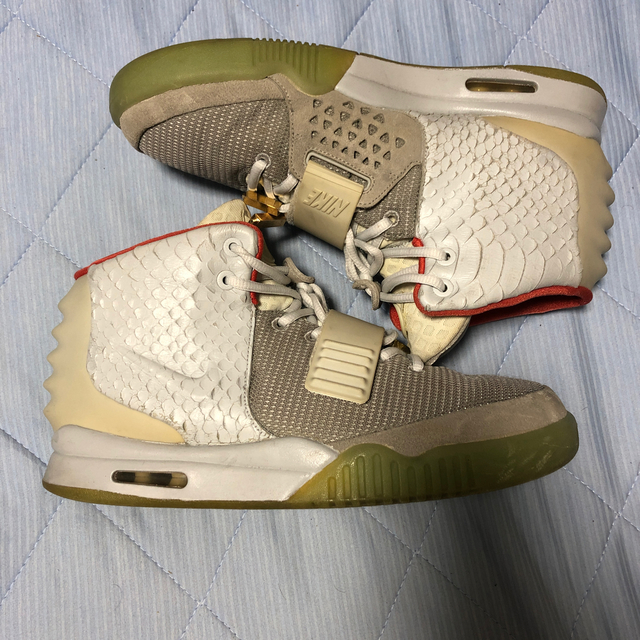 NIKE(ナイキ)のNIKE AIRYEEZY2 ウルフグレーピュアホワイト メンズの靴/シューズ(スニーカー)の商品写真