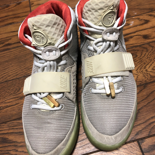 NIKE(ナイキ)のNIKE AIRYEEZY2 ウルフグレーピュアホワイト メンズの靴/シューズ(スニーカー)の商品写真