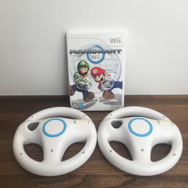 Wii(ウィー)のkirakukuさん専用 マリオカートソフト、ハンドル2点、リモコンカバー付2点 エンタメ/ホビーのゲームソフト/ゲーム機本体(その他)の商品写真