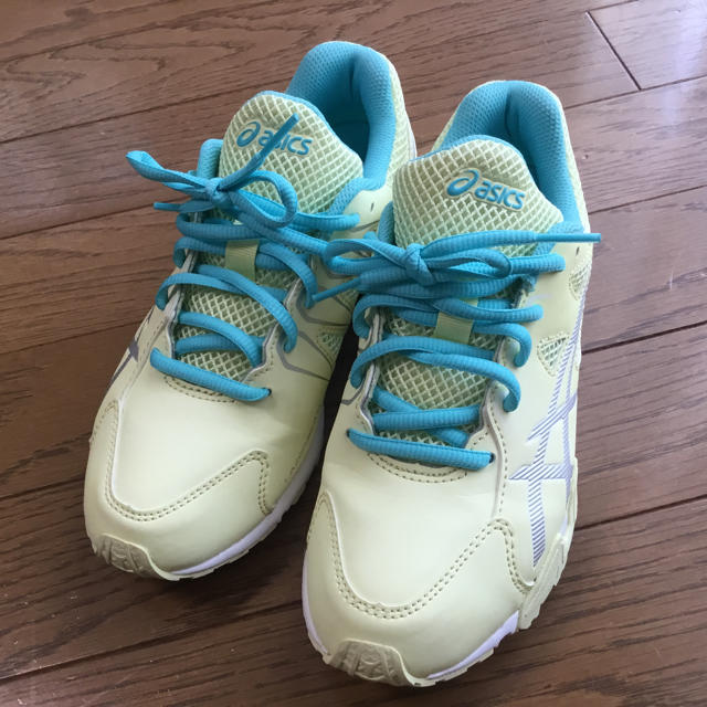 asics(アシックス)のアシックス asics スニーカー レディース キッズ 22.5cm イエロー レディースの靴/シューズ(スニーカー)の商品写真