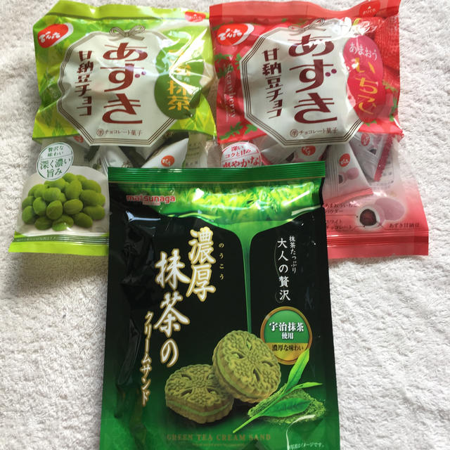 松永製菓 濃厚抹茶のクリームサンド でん六 甘納豆チョコ 食品/飲料/酒の食品(菓子/デザート)の商品写真