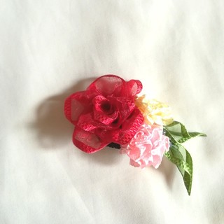 華やかリボンの薔薇カーネーション 2wayコサージュ 母の日オススメ (コサージュ/ブローチ)