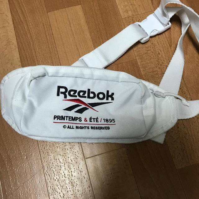 Reebok(リーボック)のReebok☆ウエストポーチ レディースのバッグ(ボディバッグ/ウエストポーチ)の商品写真