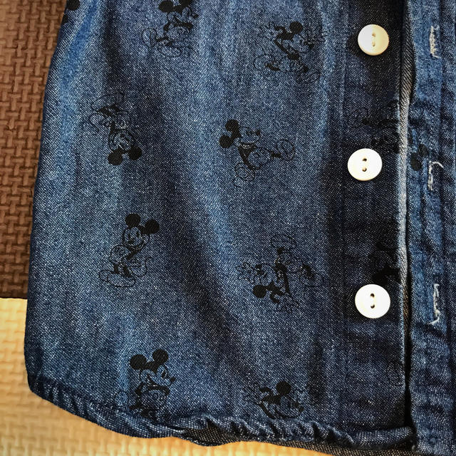 Disney(ディズニー)の値下げ！　ミッキー デニムシャツ  80cm キッズ/ベビー/マタニティのベビー服(~85cm)(シャツ/カットソー)の商品写真