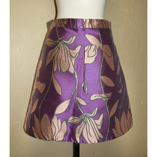 マックスアンドコー(Max & Co.)のMAX&Co マックス＆コー　光沢のあるパープルに花柄のスカート 36(ひざ丈スカート)