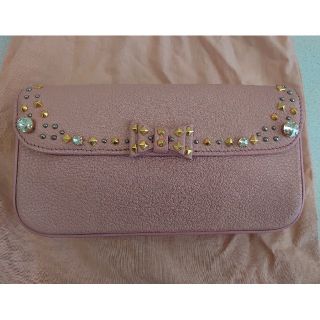 ミュウミュウ(miumiu)のミュウミュウ　バッグ　リボン　ビジュー　スタッズ　ピンク　ブレスレット(クラッチバッグ)