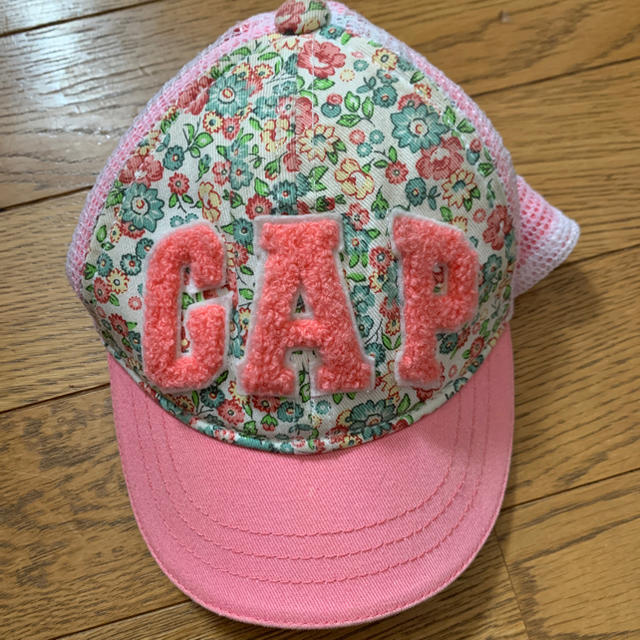 babyGAP(ベビーギャップ)のbaby GAP キャップ女の子　ピンク花柄 キッズ/ベビー/マタニティのこども用ファッション小物(帽子)の商品写真