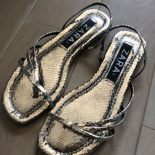 ザラ(ZARA)のZARA ゴールドフラットサンダル(サンダル)