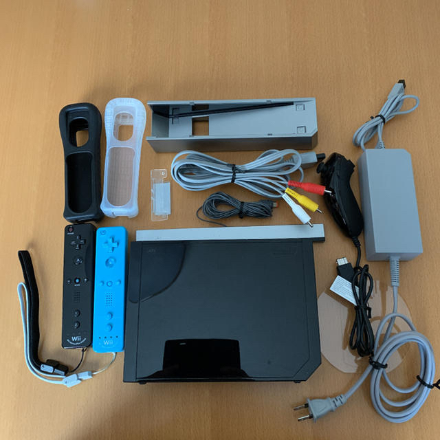 Wii(ウィー)の Wii リモコン プラス  ソフト セット エンタメ/ホビーのゲームソフト/ゲーム機本体(家庭用ゲーム機本体)の商品写真